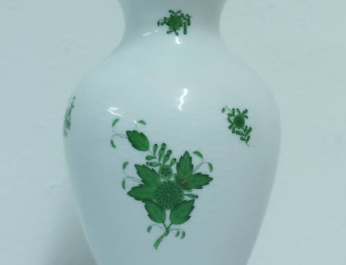 Vase weiß mit grünen Blumenmotiven