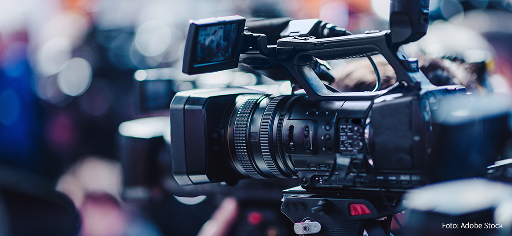 Camera at a press conference, Foto Adobe Stock